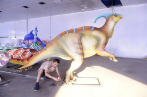 Μια πραγματική φωτογραφία από εργαστήριο ενός προσαρμοσμένου φαναριού δεινοσαύρου στο εργοστάσιο της HOYECHI, ​​που δείχνει το ολοκληρωμένο σχήμα και τις λεπτομέρειες παραγωγής επί τόπου.