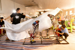 Η ομάδα του εργοστασίου HOYECHI κατασκευάζει ένα μεγάλο, ειδικά κατασκευασμένο φανάρι με ζώα, με χειροποίητο ύφασμα και μεταλλικό σκελετό.