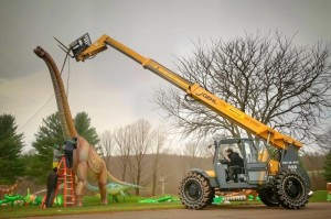 Η ομάδα HOYECHI εγκαθιστά ένα γιγάντιο φανάρι δεινοσαύρου σε εξωτερικό χώρο με επαγγελματικό ανυψωτικό εξοπλισμό για μια προσαρμοσμένη έκθεση φαναριών σε πάρκο
