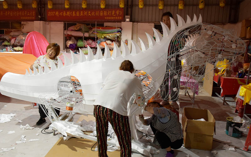 Dinosaur-Themed Giant Lantern (2)