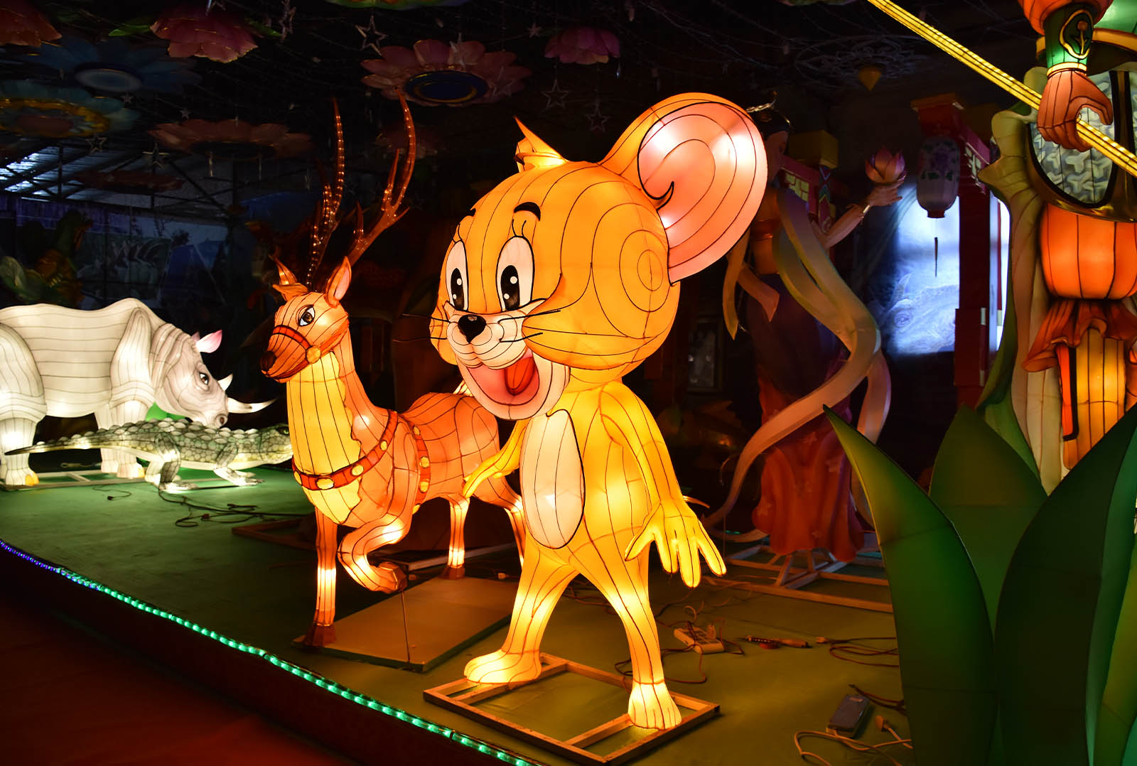 Illuminate Your Space with Exquisite Chinese Lantern Artistry-01 (7)