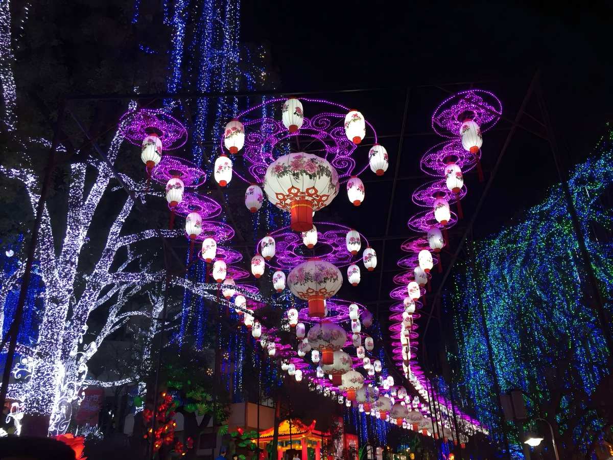 Chinese New Year Lantern Festival Walkway فوانيس صينية مضاءة تخلق ممرًا خارجيًا احتفاليًا بمناسبة رأس السنة الجديدة