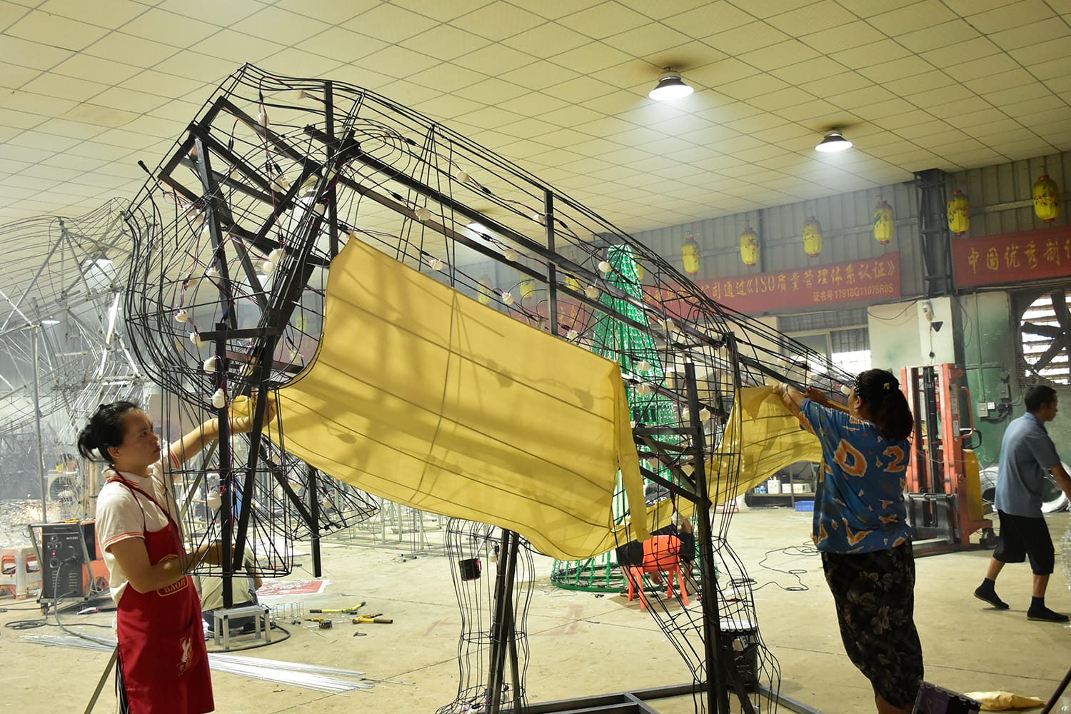 dinosaur-lantern-steel-frame-factory-production.