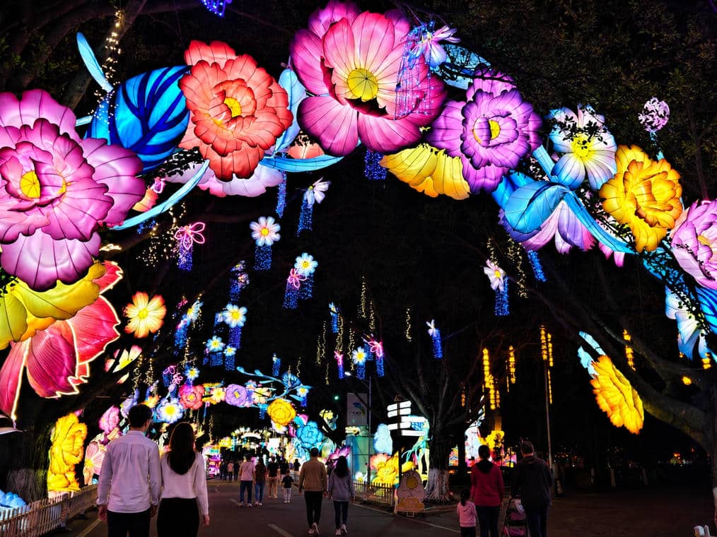 Blumenlaternenfest-Weg mit Besuchern