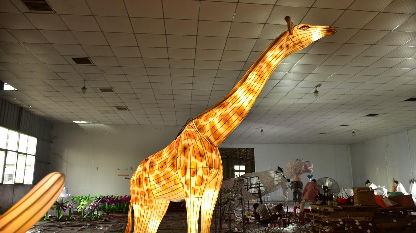 Teste de iluminação da fábrica de lanternas Girafa Iluminada