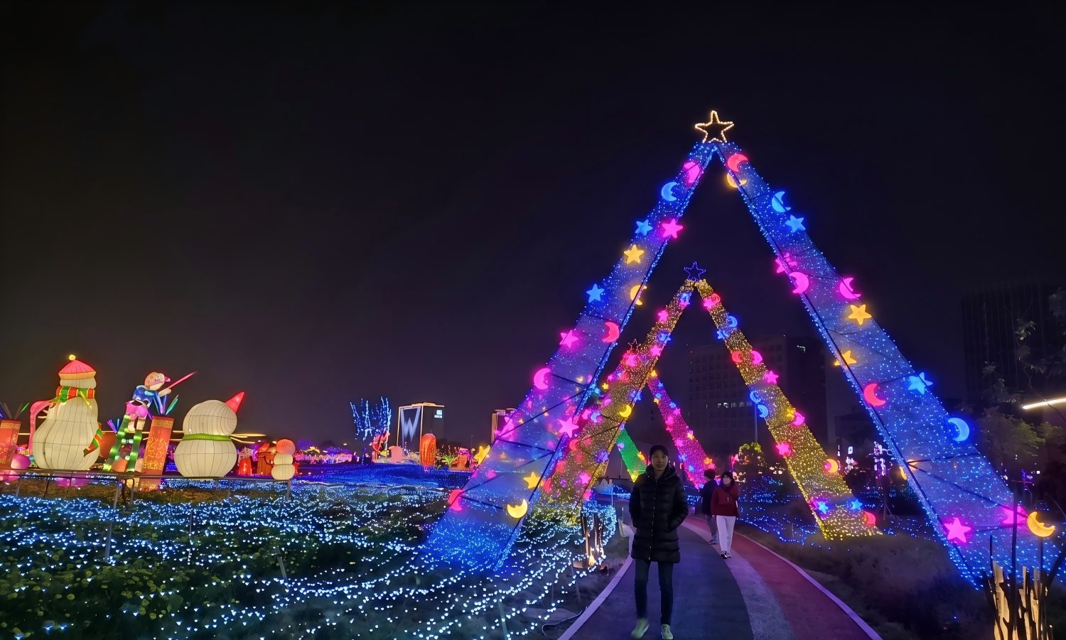 outdoor-park-light-show-walkthrough-arches