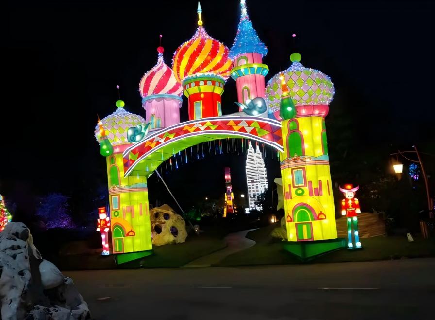 Penang Commercial Complex Light Show Entrance Für das Lichtshow-Projekt des Penang-Gewerbekomplexes in Malaysia wurde ein realistisch beleuchteter Eingang im Burgstil installiert.